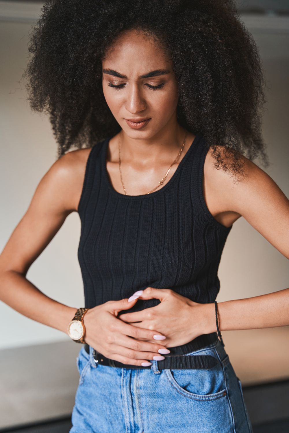 woman having leaky gut symptoms